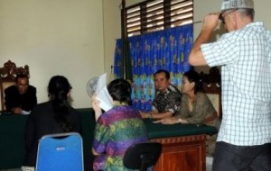 Le Point le 25 nov 2011 - La justice indonésienne a condamné vendredi à deux mois de prison ferme un Australien de 14 ans interpellé le 4 octobre sur l'île indonésienne de Bali pour l'achat de moins de sept grammes de haschich. La justice indonésienne a condamné vendredi à deux mois de prison ferme un Australien de 14 ans interpellé le 4 octobre sur l'île indonésienne de Bali pour l'achat de moins de sept grammes de haschich.